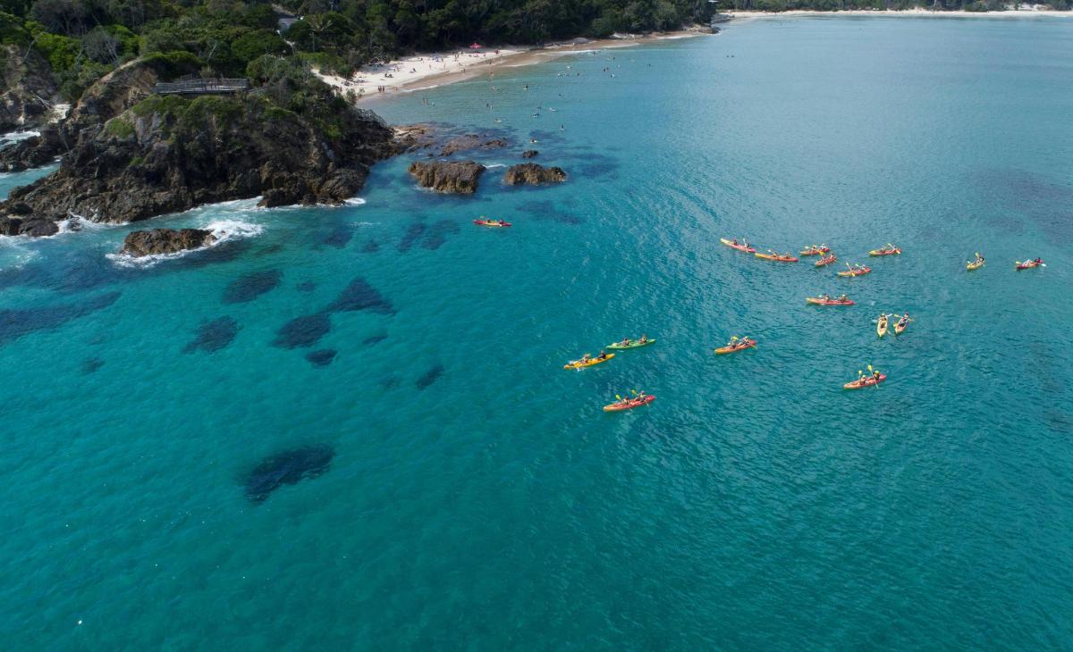 Una vista aérea de un grupo de personas en el océano.