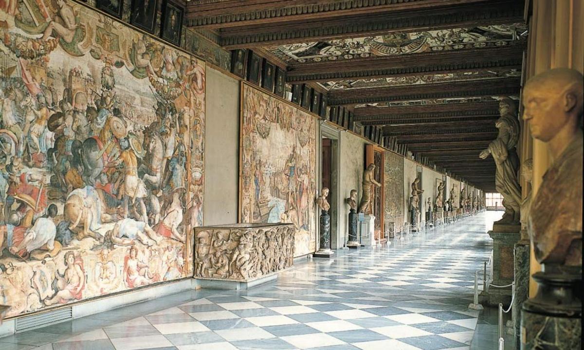 um corredor com pinturas nas paredes de um prédio