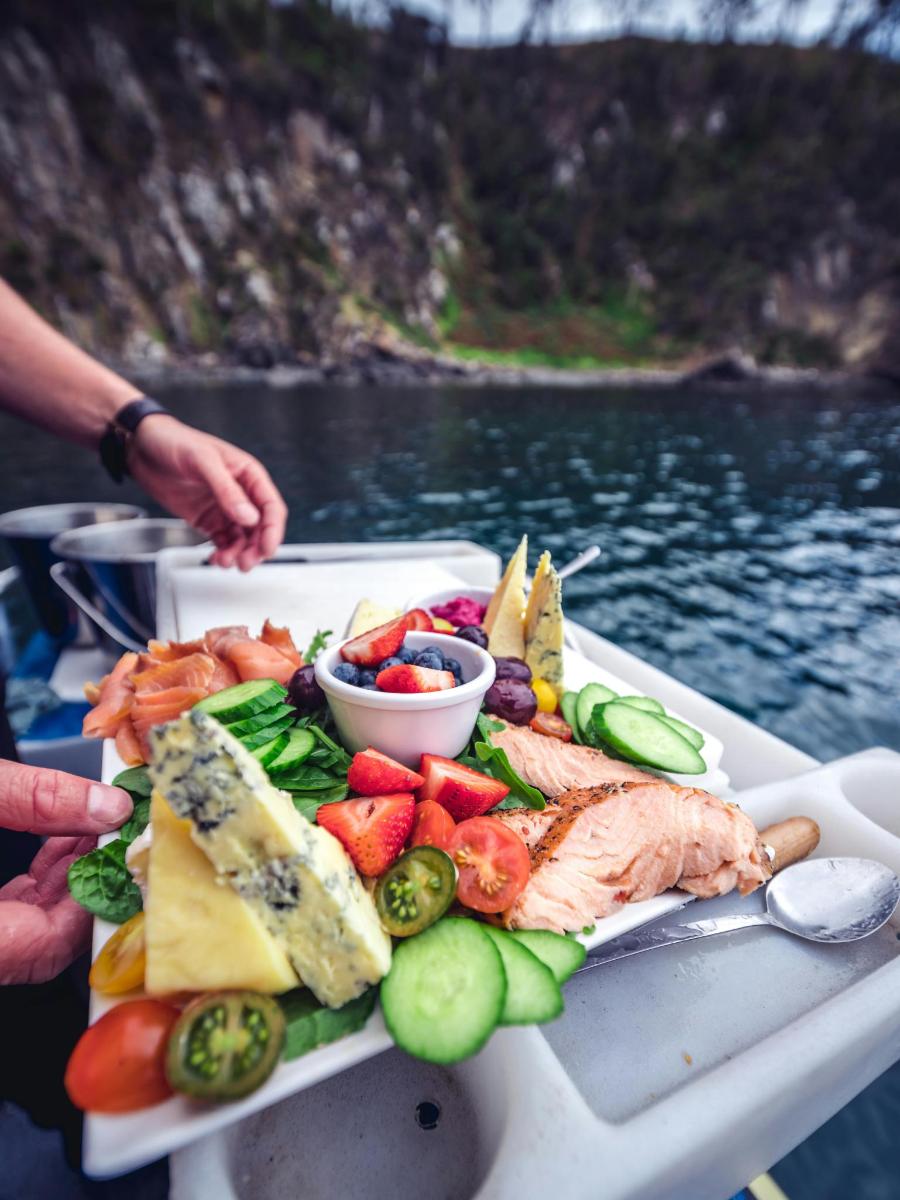 un piatto di cibo su una barca in acqua