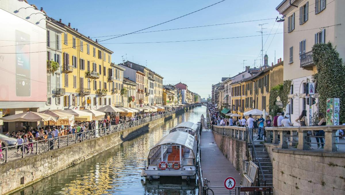 una barca è attraccata in un canale in una città