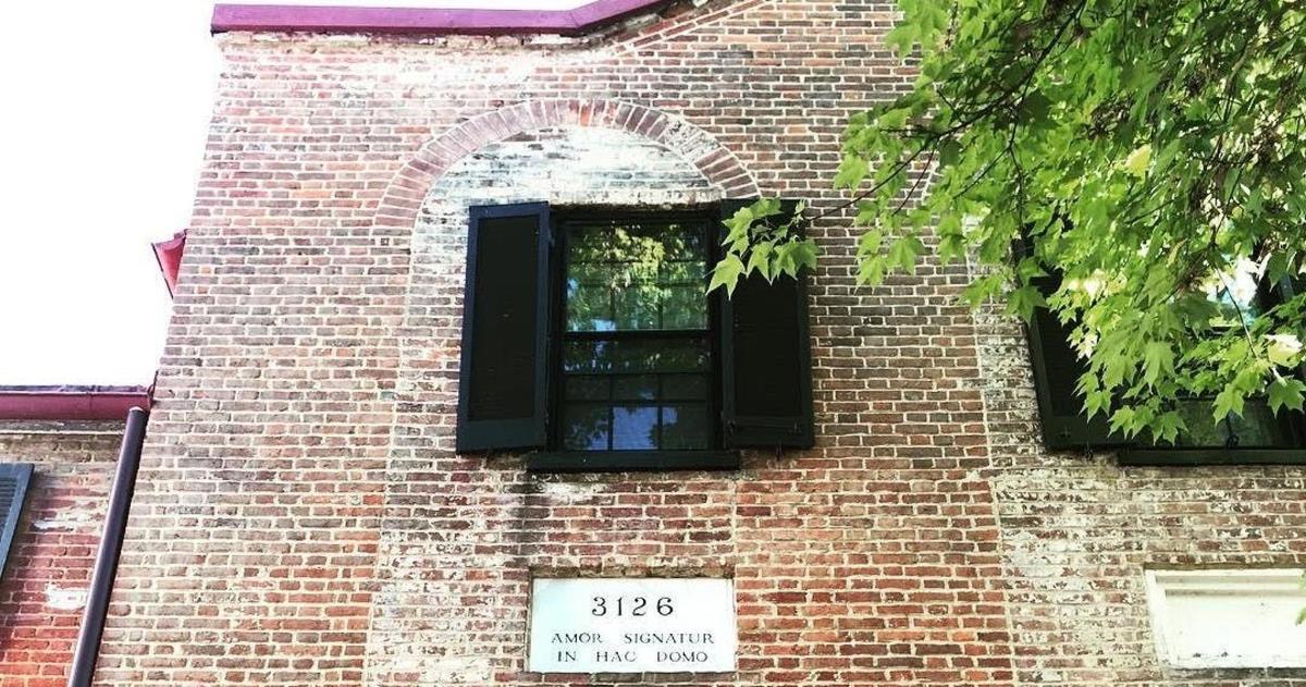 Un edificio de ladrillo con una ventana en el costado.