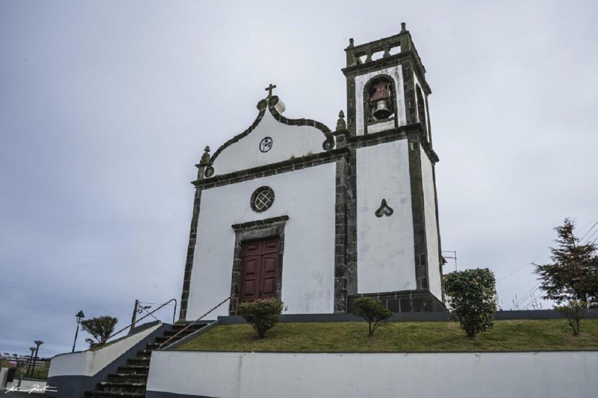 sebuah gereja dengan menara dengan jam di atasnya
