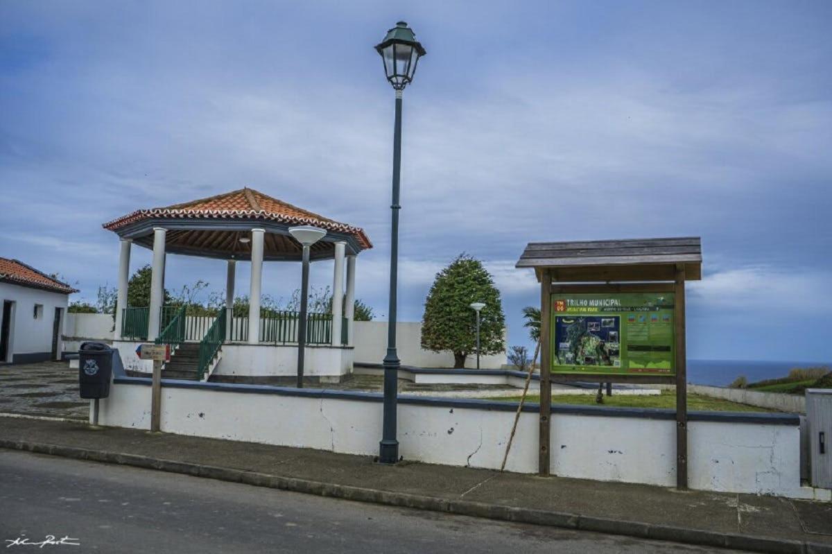 lampu jalan dan gazebo di jalan