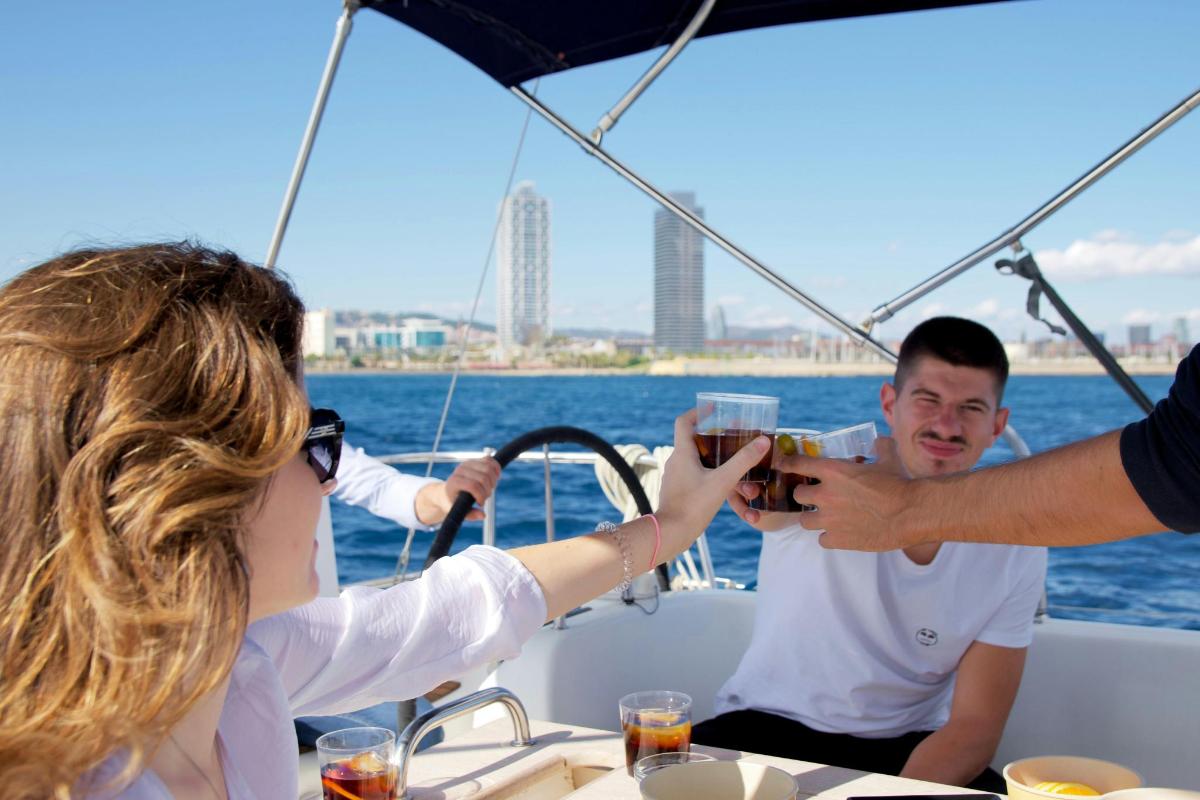 um homem tirando uma foto de uma mulher em um barco