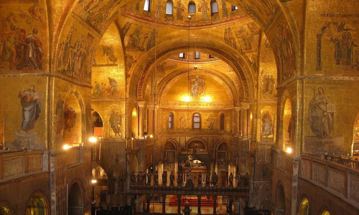 μια μεγάλη εκκλησία με περίτεχνα ταβάνια και μια Αγία Τράπεζα