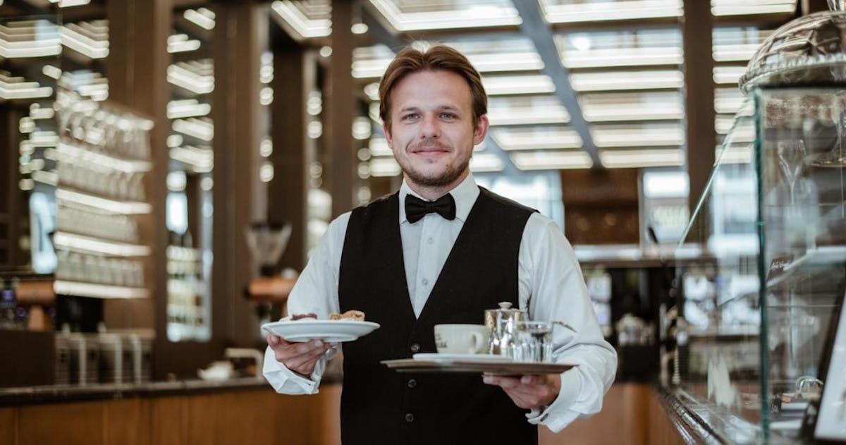 un bărbat ține o farfurie cu o ceașcă de cafea
