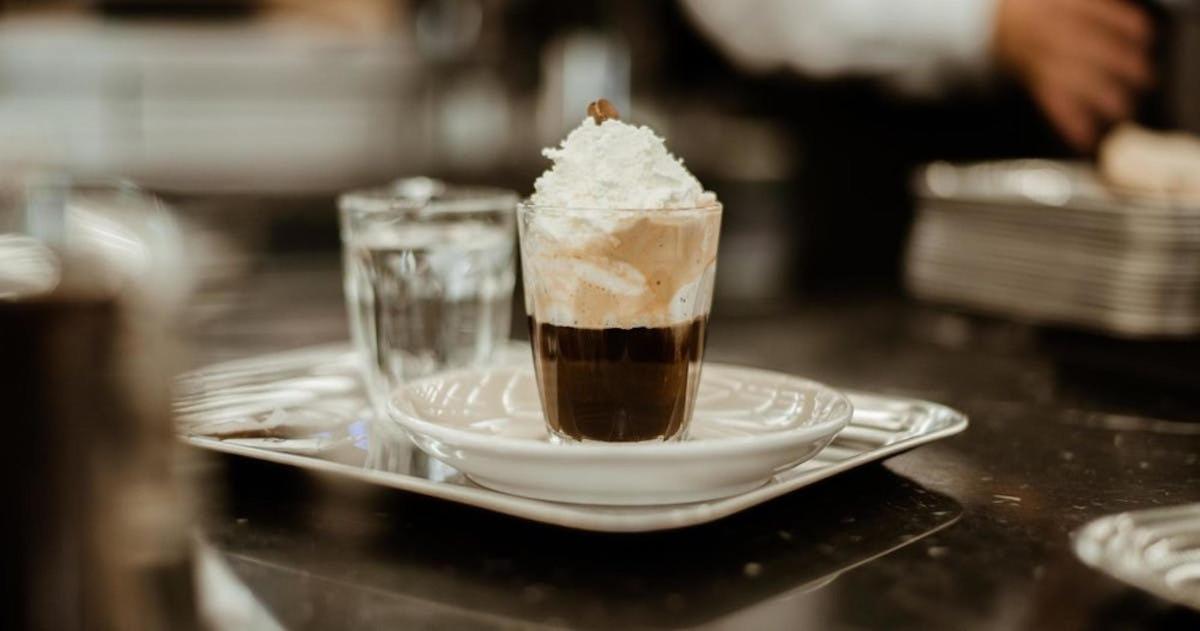 una bevanda in un bicchiere su un piatto su un tavolo