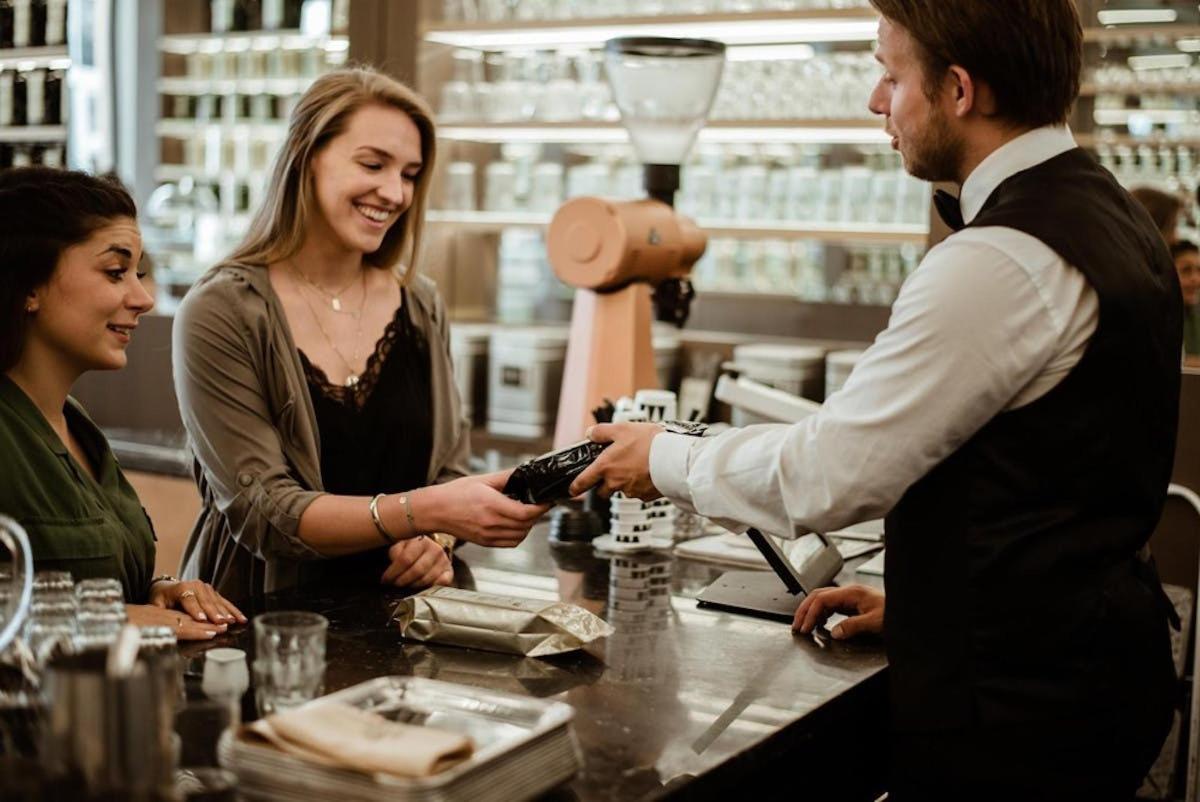 un uomo che stringe la mano a una donna in un bar