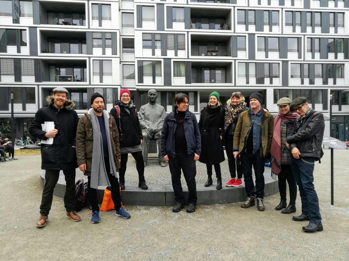 grupp inimesi, kes seisavad hoone ees