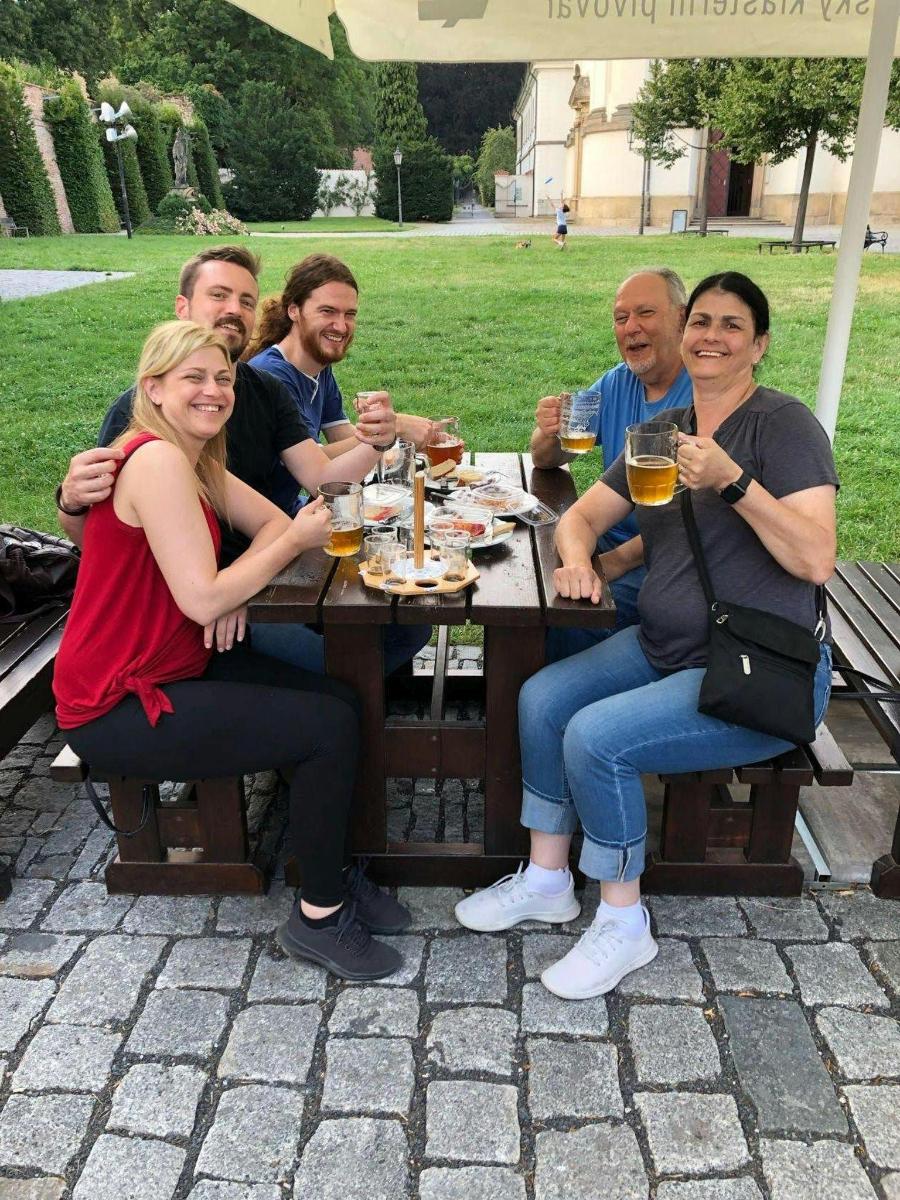 un groupe de personnes assises à une table de pique-nique