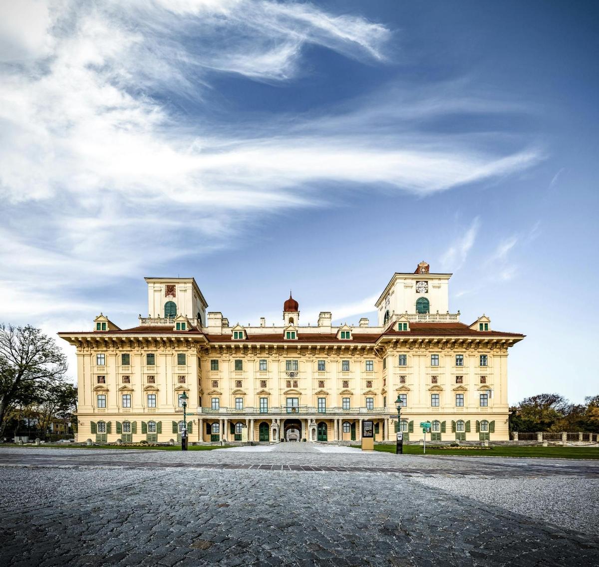 un grande edificio giallo con un cielo sullo sfondo