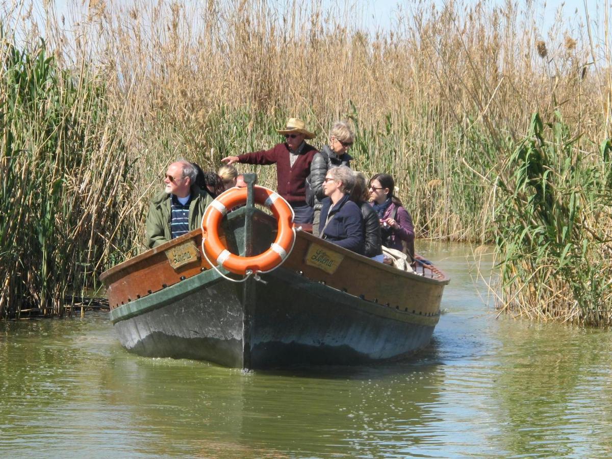 skupina lidí na lodi ve vodě