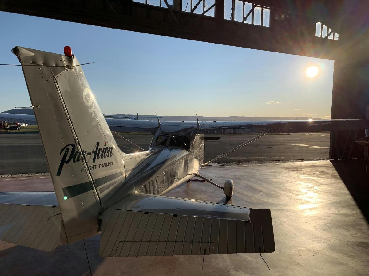 ein kleines Flugzeug, das in einem Hangar geparkt ist