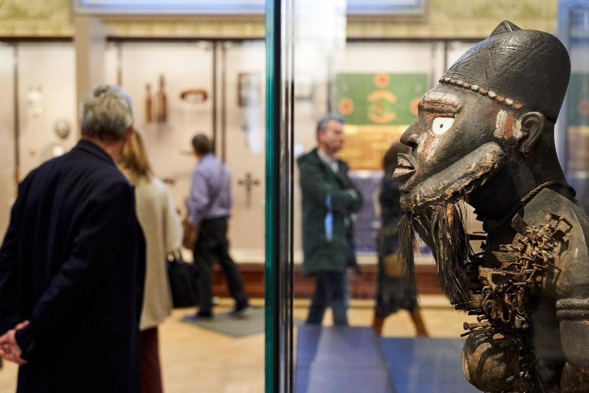 patung kepala di muzium