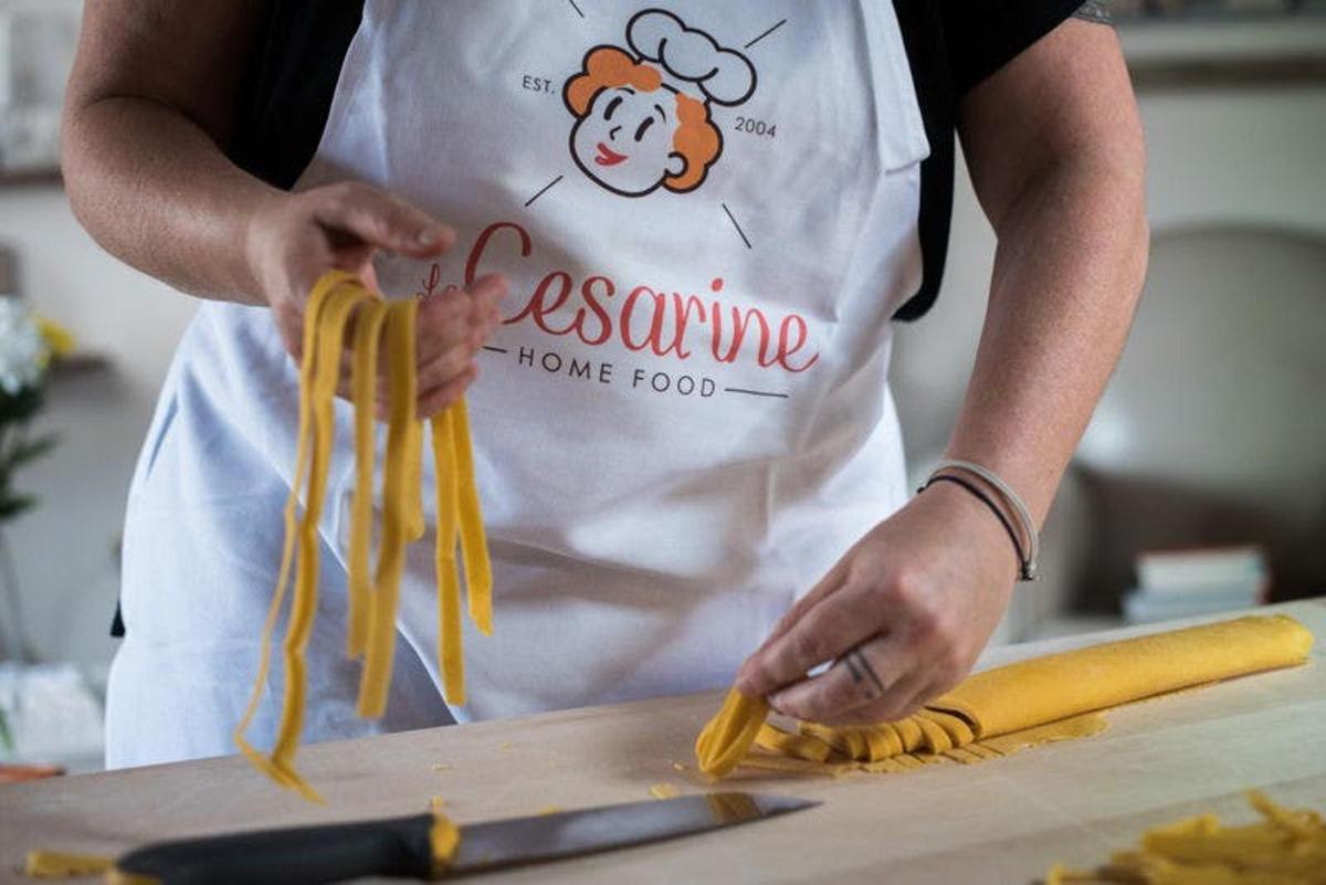 mies keittiössä valmistaa pastaa leikkuulaudalla