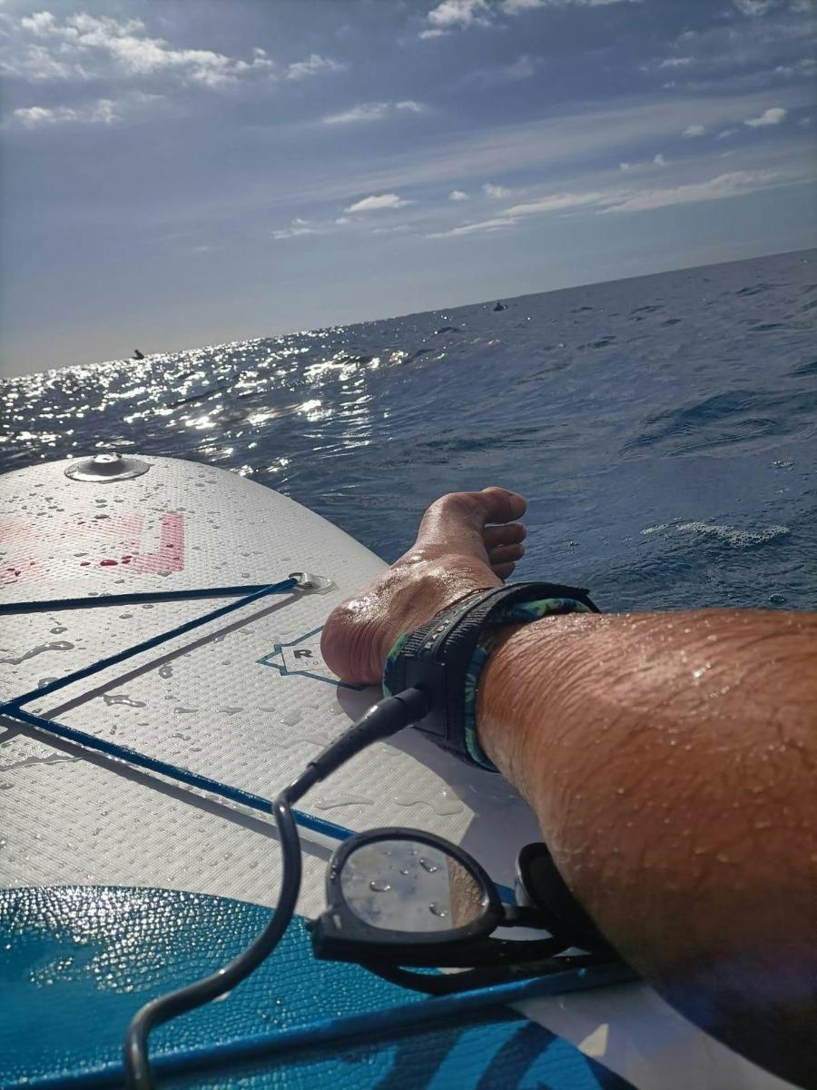 Un hombre está en un barco en el agua.