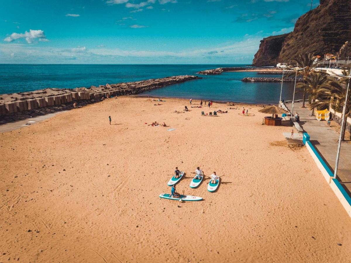 Un grupo de personas montando tablas de ogie en una playa