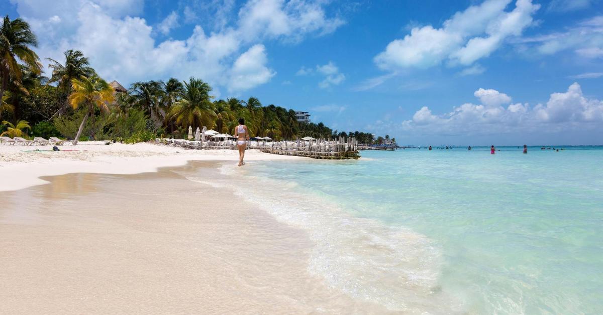Un hombre parado en una playa en el océano