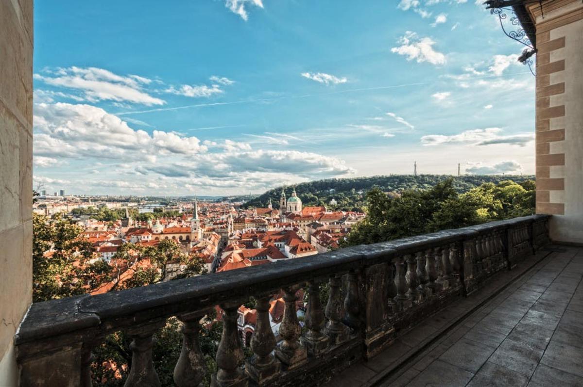una vista de la ciudad desde el balcón de un edificio