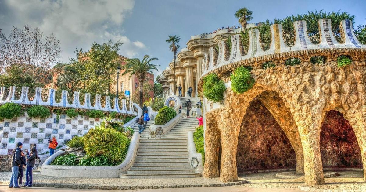 un ponte di fronte a un edificio con scale