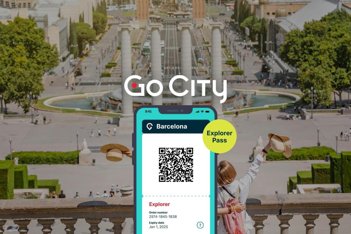 una donna che tiene in mano un cartello "Go City" accanto a un telefono cellulare