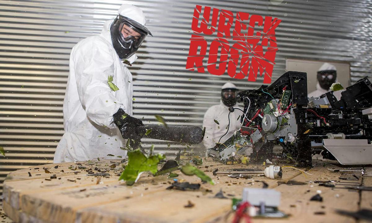 un grup d'homes a la cuina treballant a taula