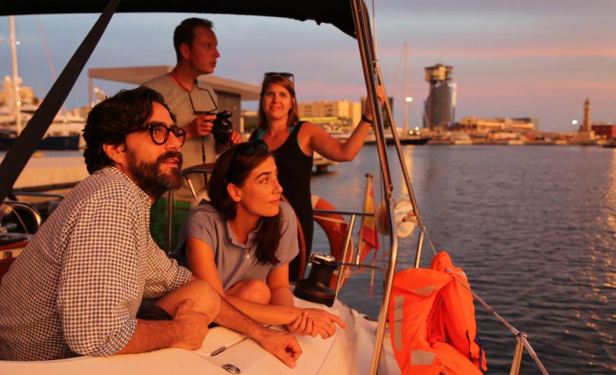 Un grupo de personas sentadas en un bote en el agua.