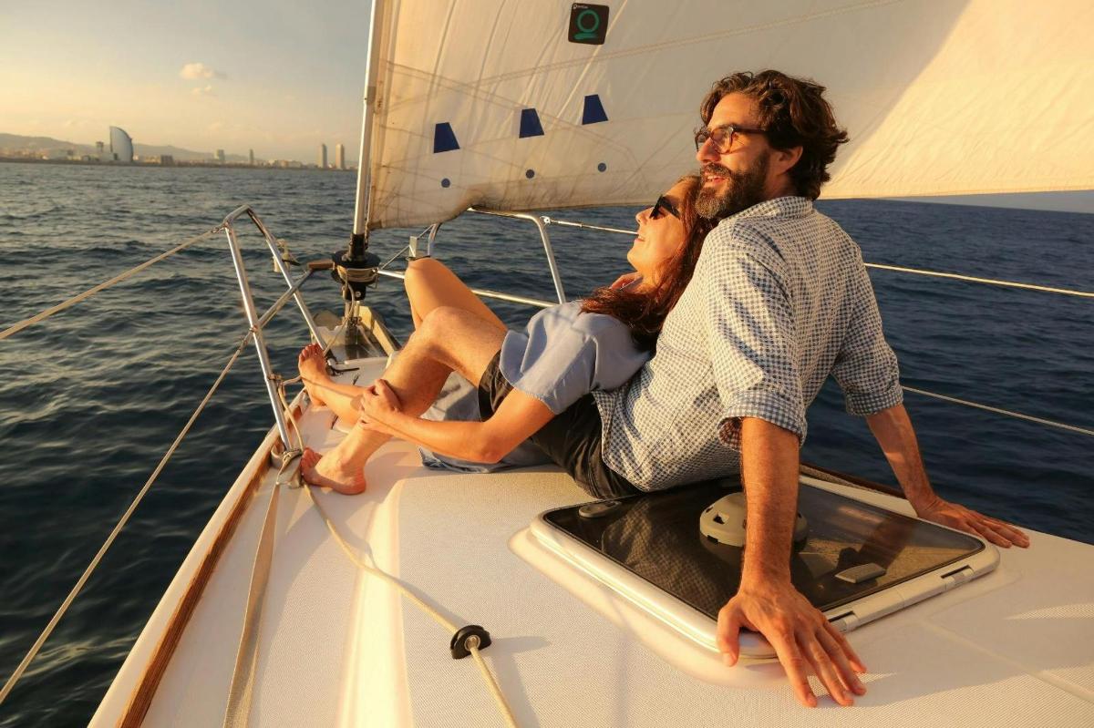 Un hombre y una mujer sentados en un velero