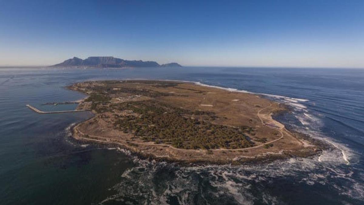 uma ilha no meio do oceano