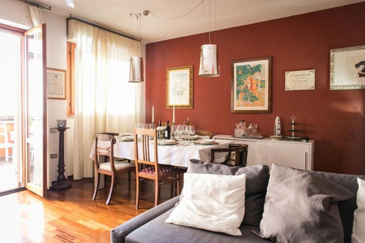 ein Wohnzimmer mit Tisch und ein Esszimmer