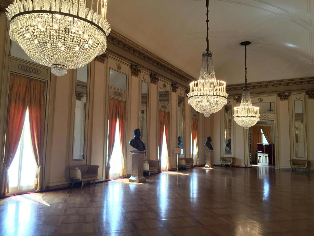 uma sala grande com lustres e uma pista de dança