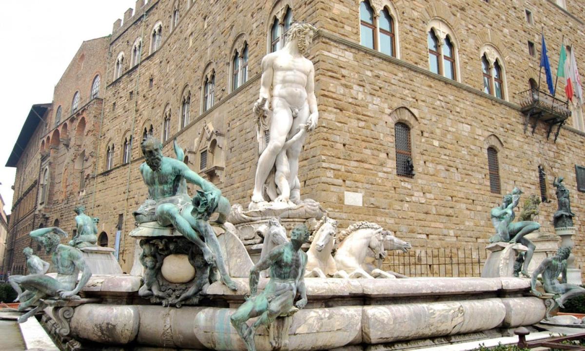 una fontana con statue di fronte a un edificio