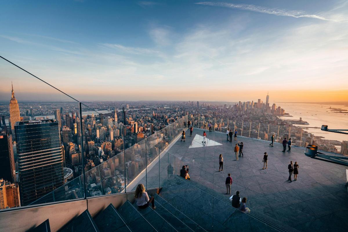 pohled na Empire State Building z vrcholu mrakodrapu