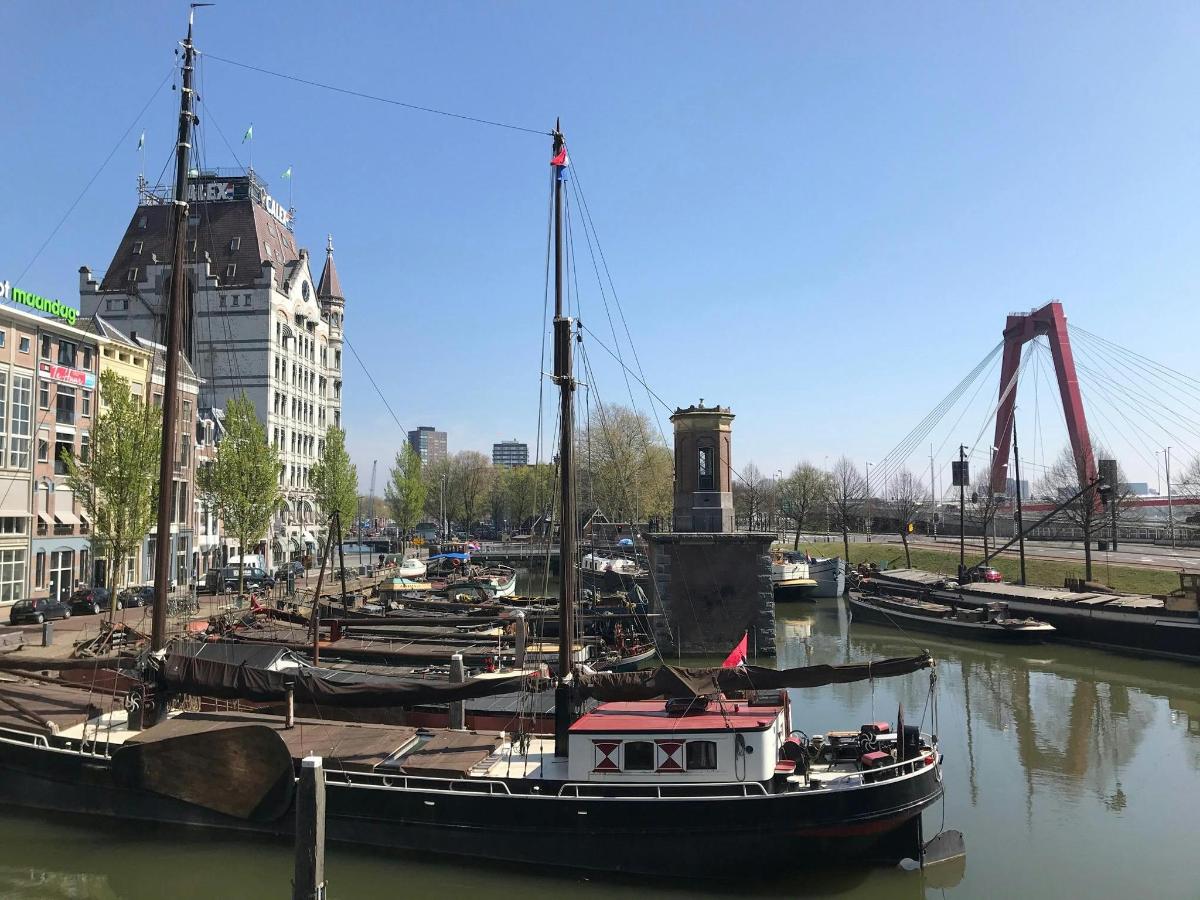 un grup de vaixells atracats en un riu amb un pont