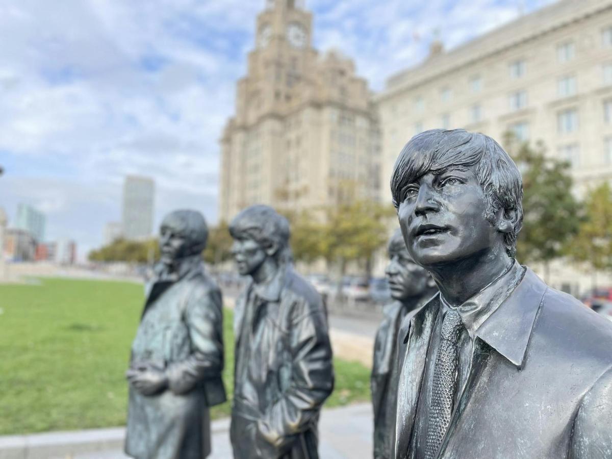 una statua di un gruppo di uomini in un parco