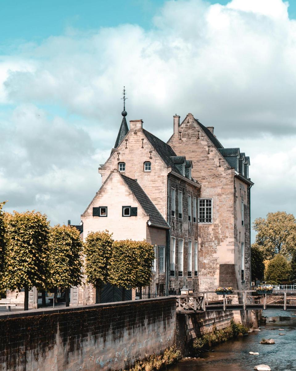 ein altes Steingebäude neben einem Fluss