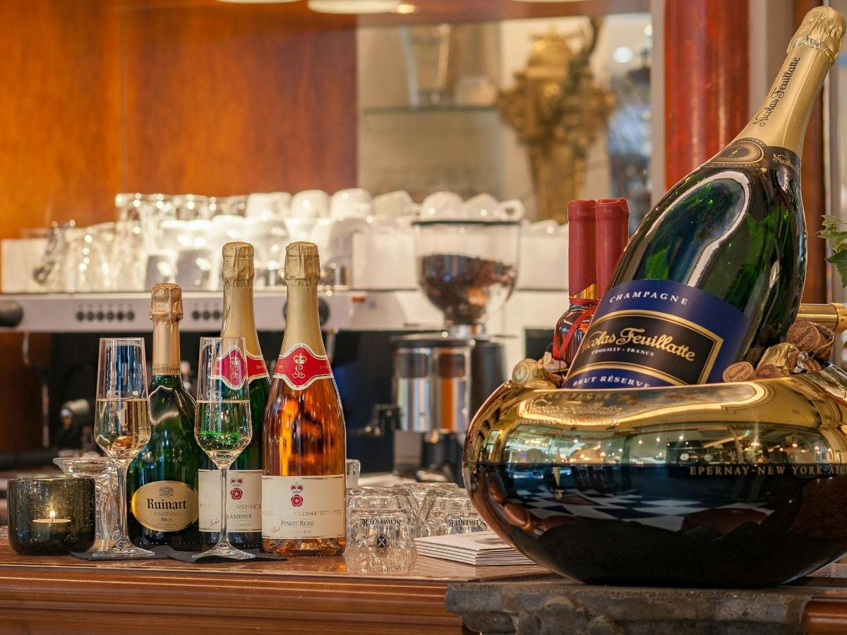 un mucchio di bottiglie di vino appoggiate su un bancone del bar