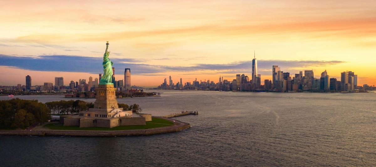 una estatua de la libertad frente a una gran ciudad