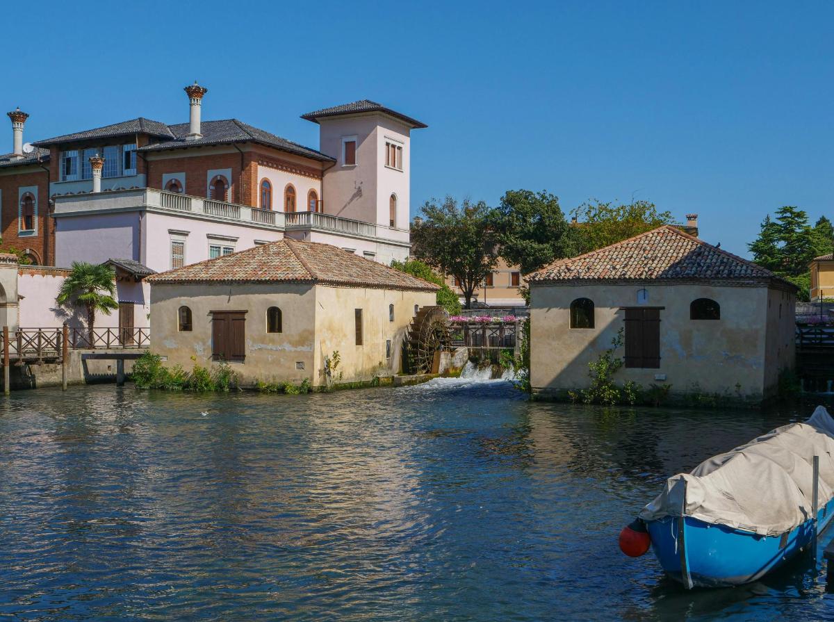 o barcă mică în apă lângă clădiri