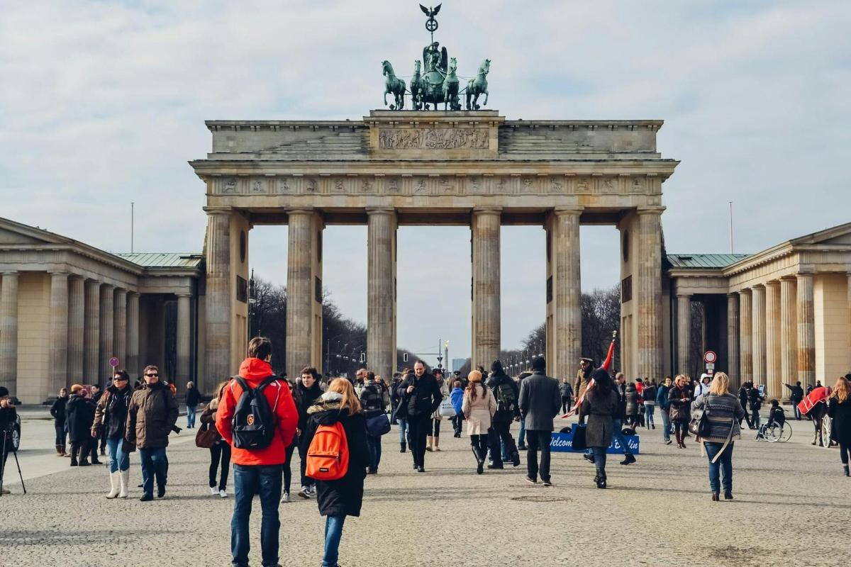 una multitud de persones caminant davant d'un monument