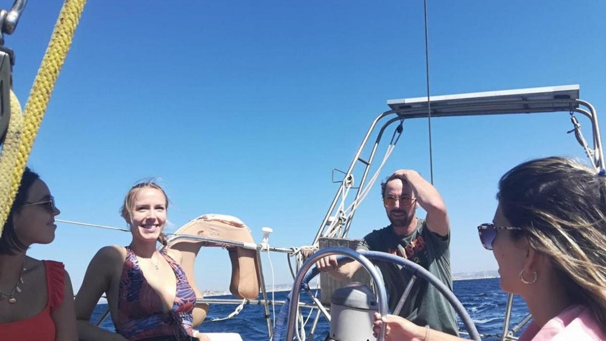 egy csoport ember egy csónakban a vízen