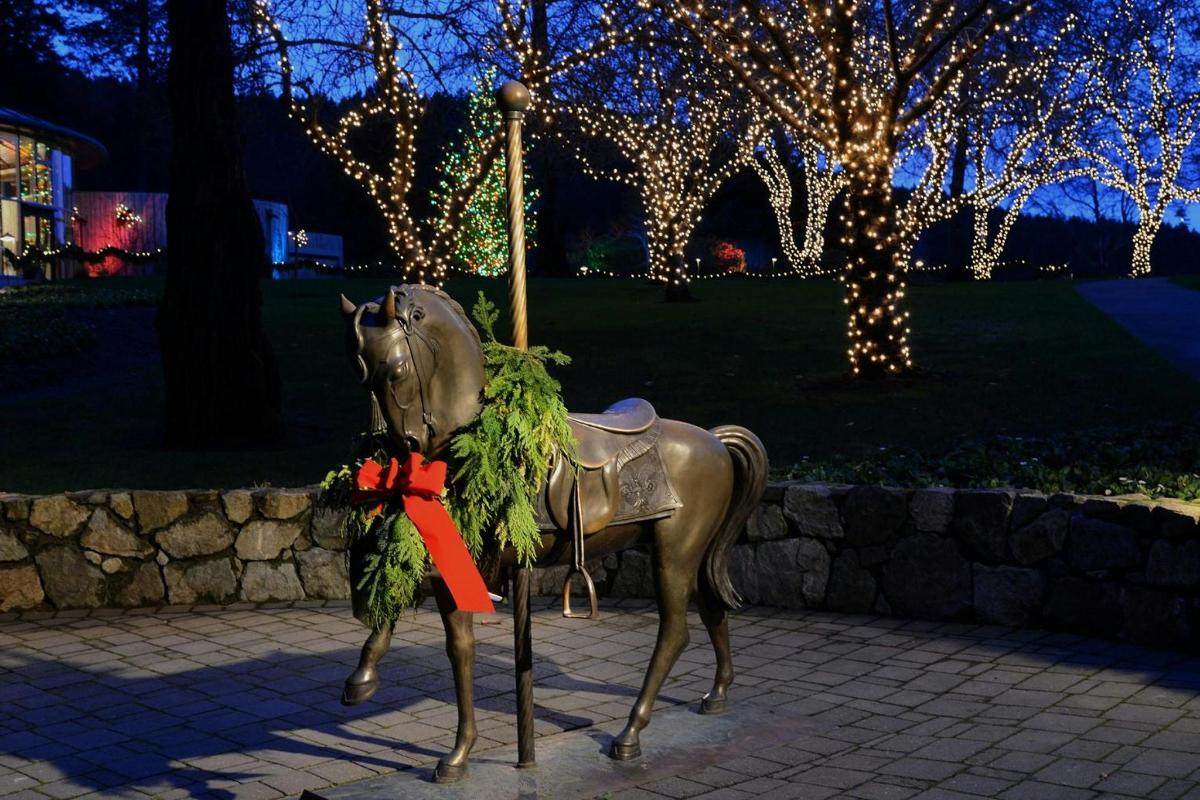 una statua di un cavallo con un fiocco di Natale