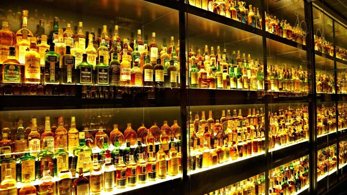 vystavení mnoha lahví whisky v baru