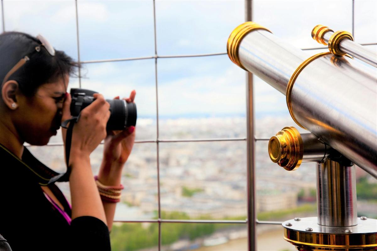 una donna che scatta una foto di una finestra con una macchina fotografica