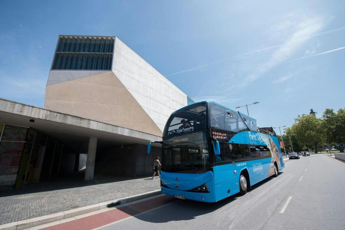 moder dvonadstropni avtobus parkiran pred stavbo