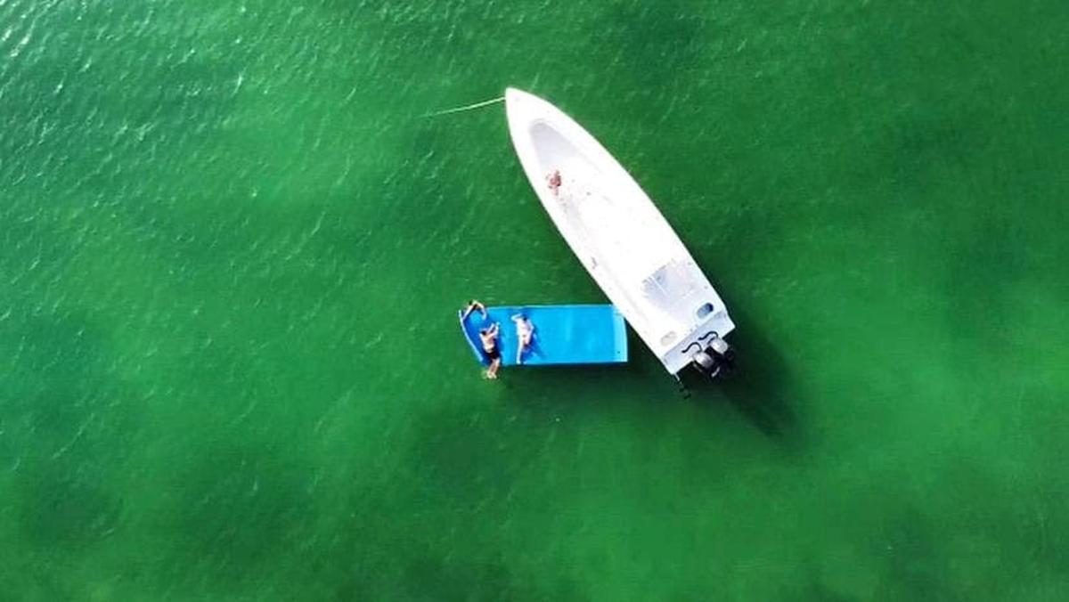 una barca in acqua con due persone a bordo