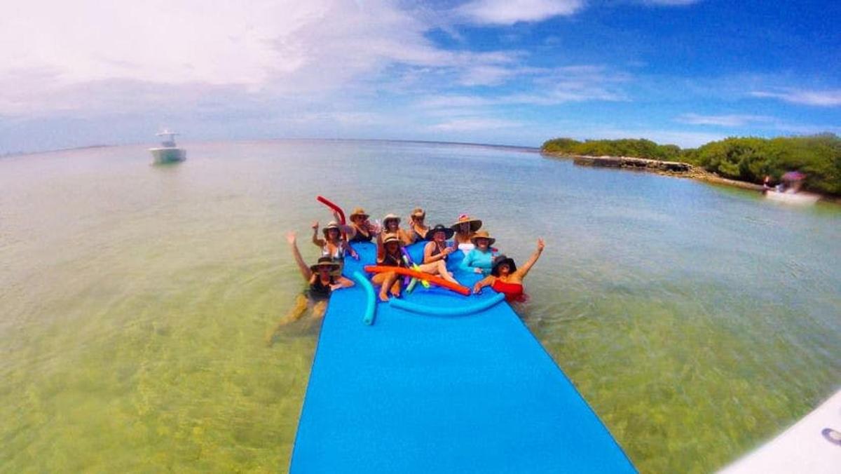 un gruppo di persone su una zattera in acqua