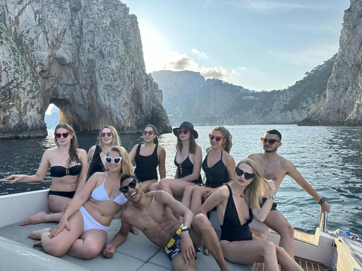 um grupo de pessoas em trajes de banho em um barco