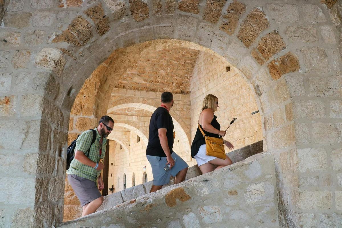 μια ομάδα ανθρώπων που περπατούν μέσα από μια σήραγγα
