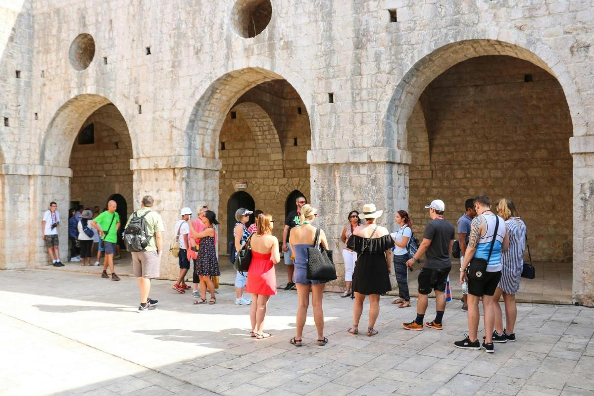 μια ομάδα ανθρώπων που στέκονται μπροστά σε ένα κτίριο